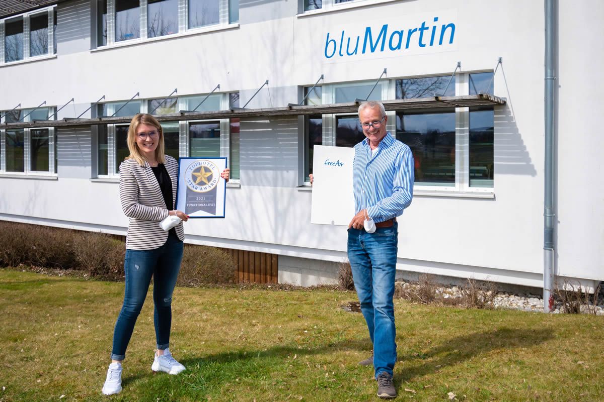 Bernhard Martin und Lena Volk freuen sich über den Tophotel Star Award für das freeAir Lüftungssystem.